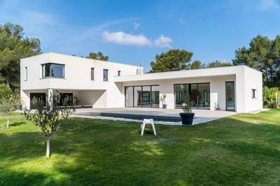 Maison - 220 m² - 5 pièces