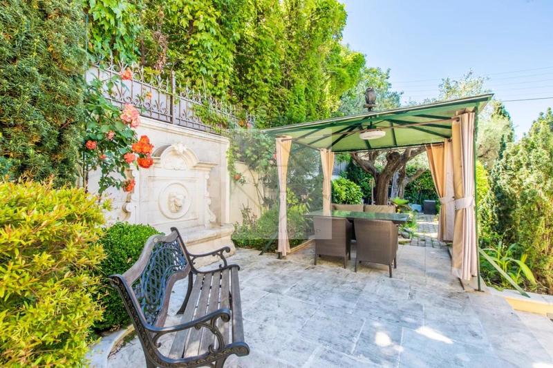 Villa - 247 m² - 6 pièces