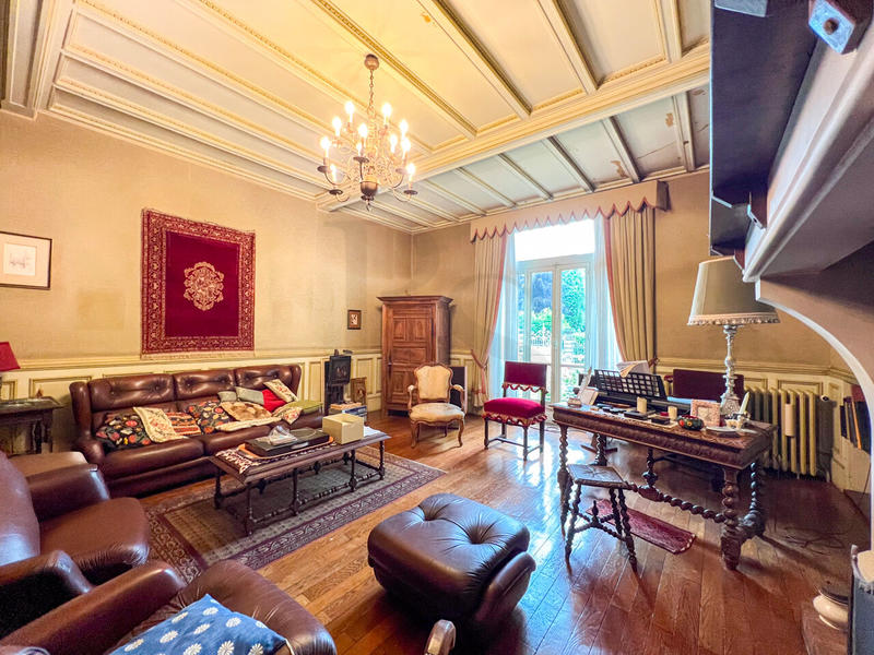 Maison - 358 m² - 11 pièces