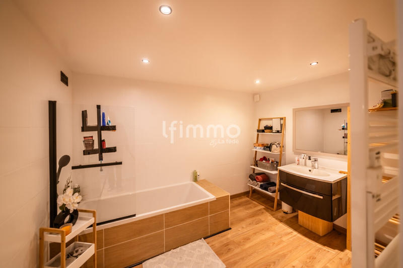 Maison - 220 m² - 6 pièces