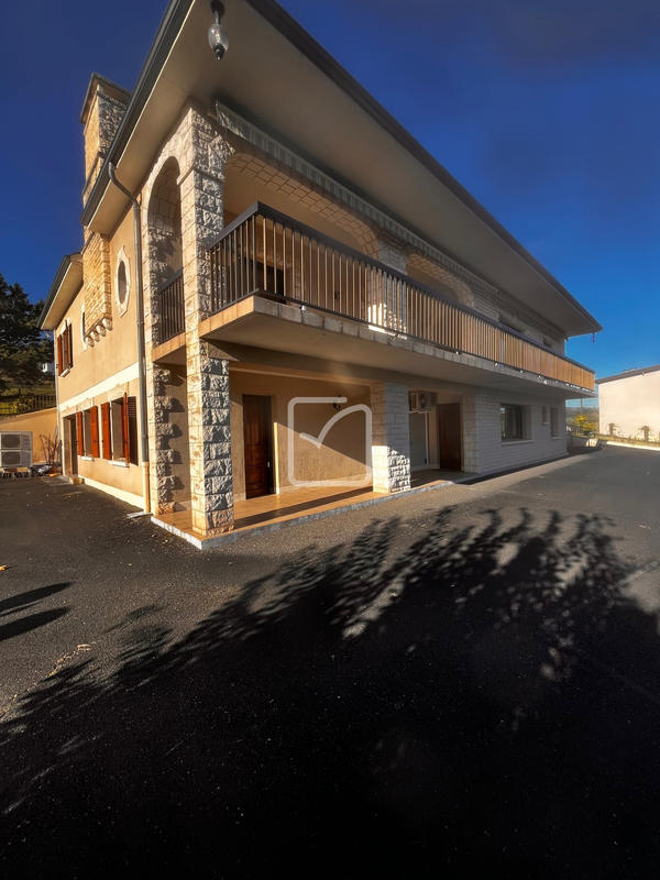 Maison - 290 m² - 11 pièces