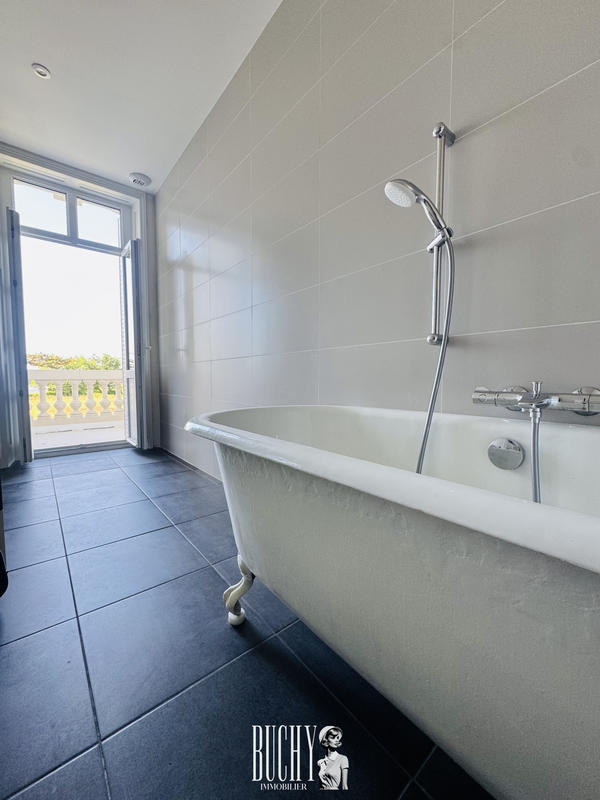 Maison - 338 m² - 12 pièces