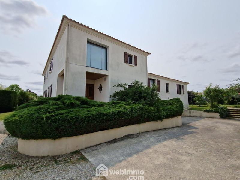 Maison - 275 m² - 8 pièces