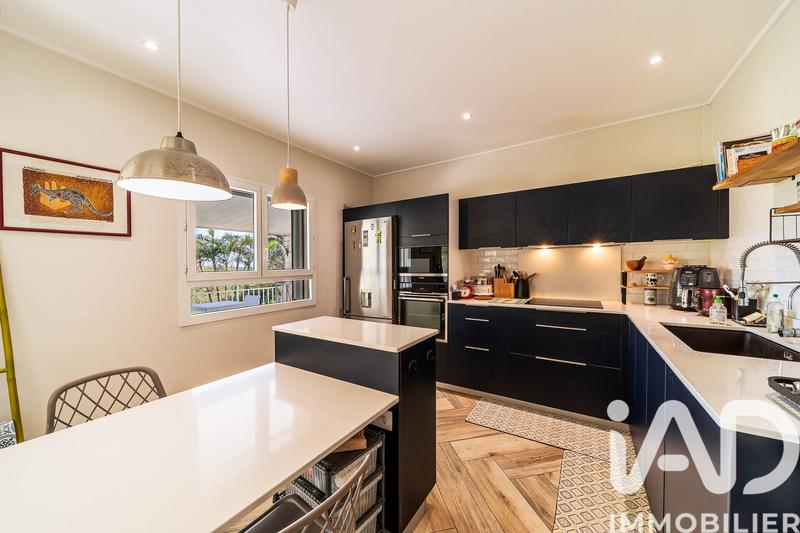 Maison - 235 m² - 7 pièces