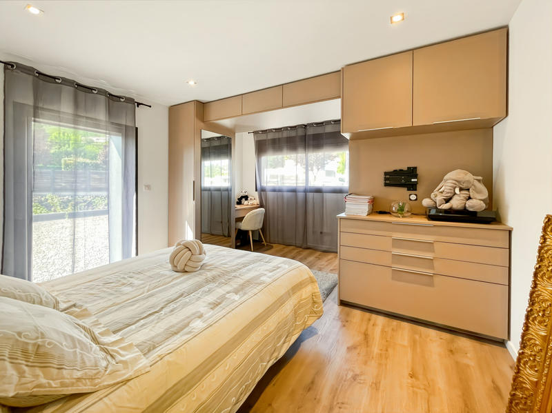 Maison - 233 m² - 7 pièces