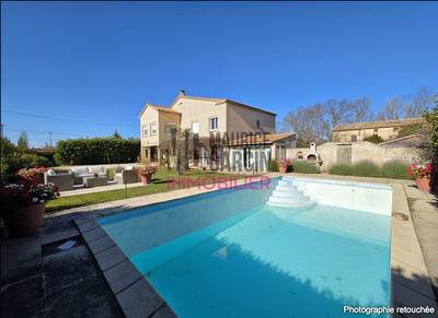 Maison - 220 m² - 6 pièces