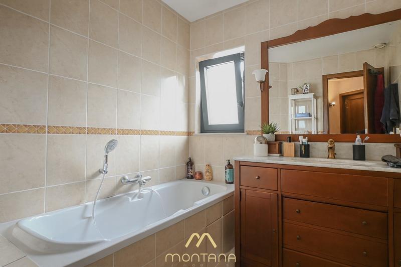 Maison - 230 m² - 8 pièces