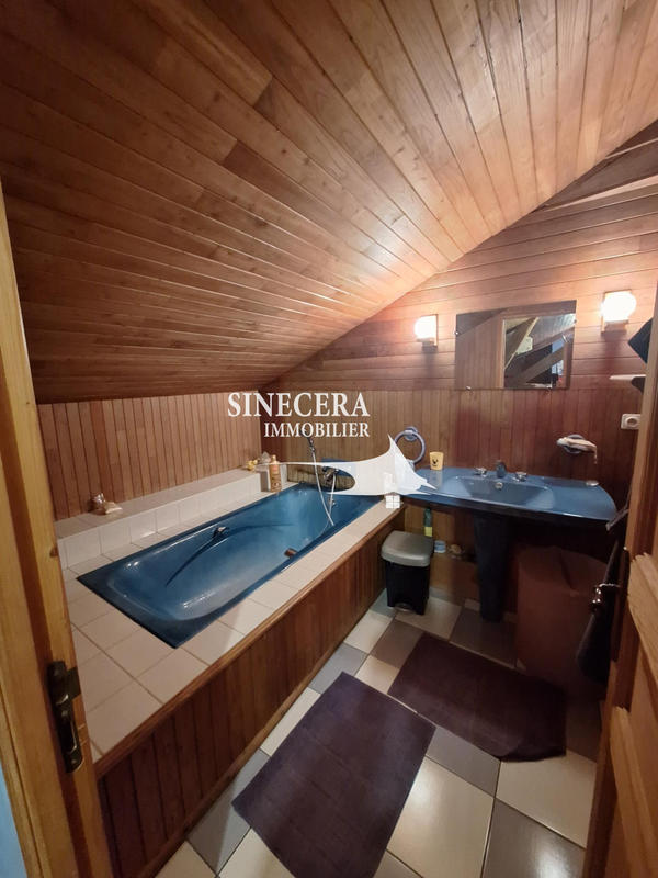 Maison - 230 m² - 8 pièces