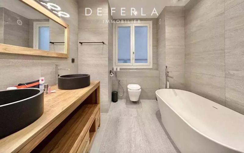 Appartement - 241 m² - 7 pièces