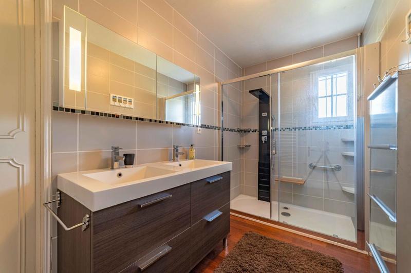 Maison - 250 m² - 9 pièces