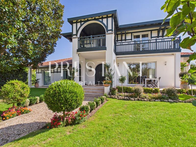 Maison - 282 m² - 10 pièces