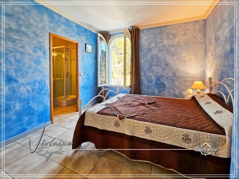 Propriété - 234 m² - 8 pièces