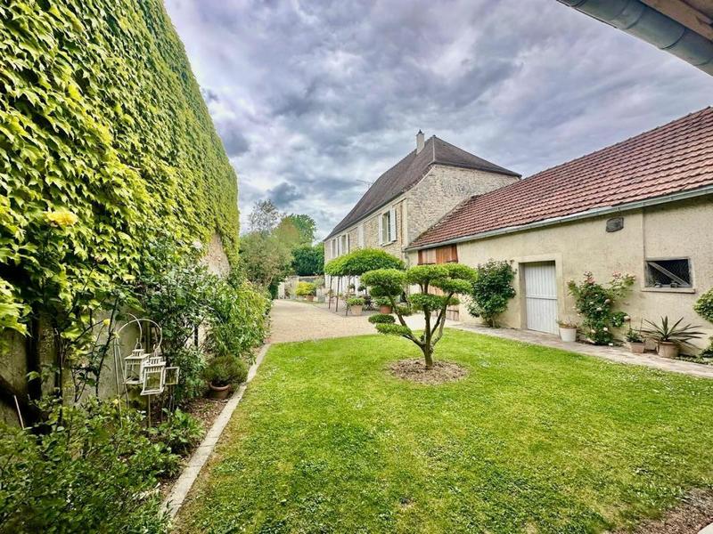 Propriété - 616 m² - 6 pièces
