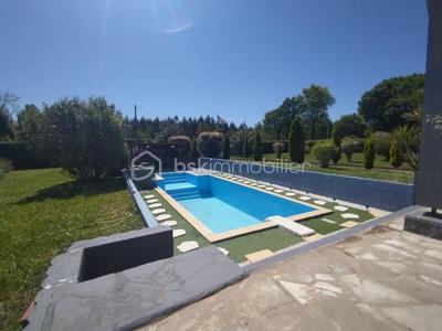 Maison traditionnelle - 230 m² - 5 pièces