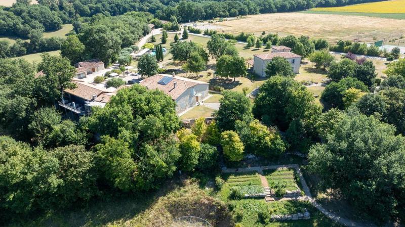 Maison - 1 000 m² - 22 pièces