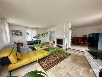 Maison - 222 m² - 7 pièces