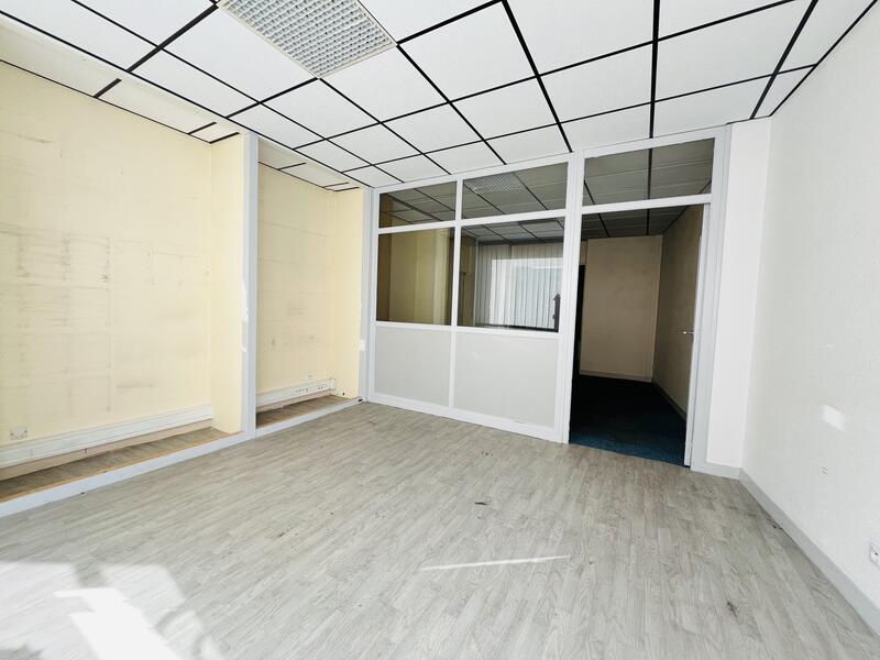 Local d'activités - 131 m² - 5 pièces