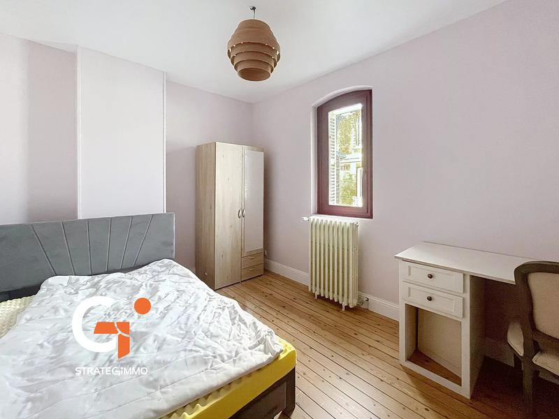 Chambre - 130 m² - 6 pièces
