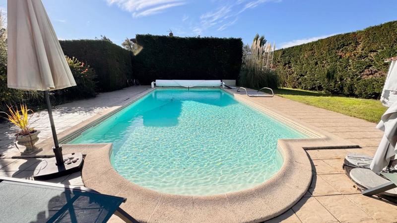 Maison - 245 m² - 10 pièces