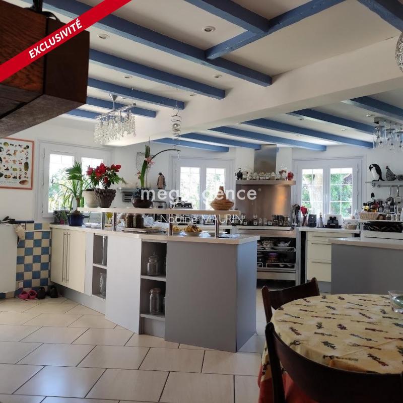 Maison traditionnelle - 271 m² - 8 pièces