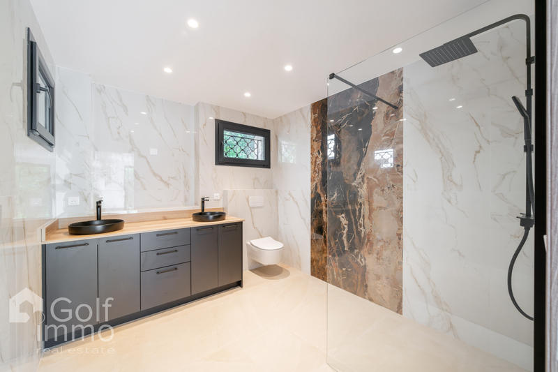 Maison - 300 m² - 8 pièces