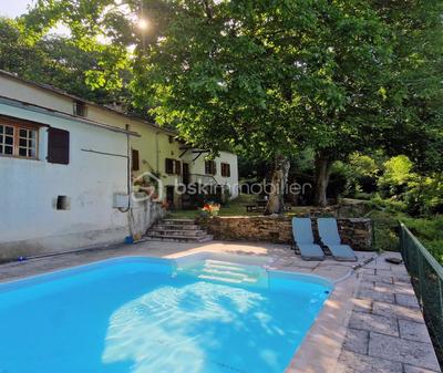 Propriété - 165 m² - 8 pièces