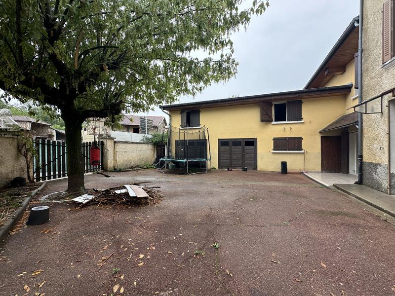 Maison - 202 m² - 9 pièces