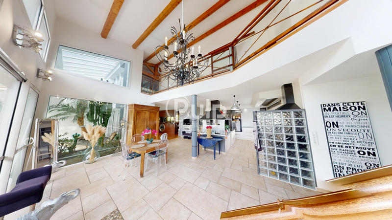 Maison - 270 m² - 6 pièces