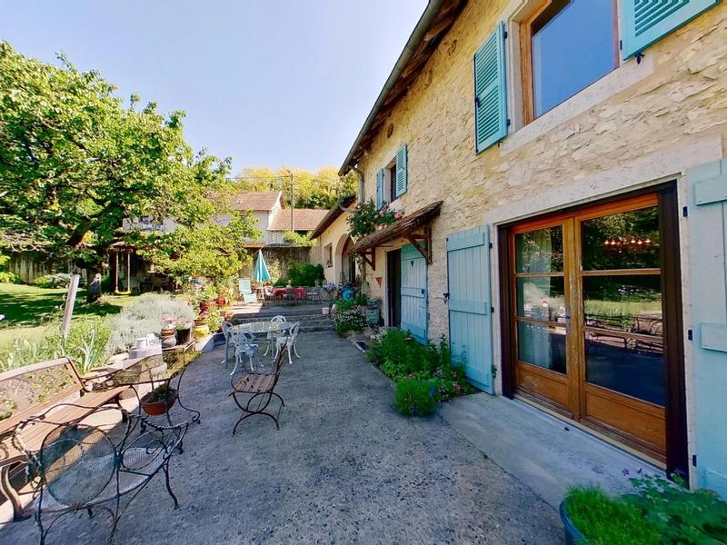 Maison traditionnelle - 248 m² - 7 pièces