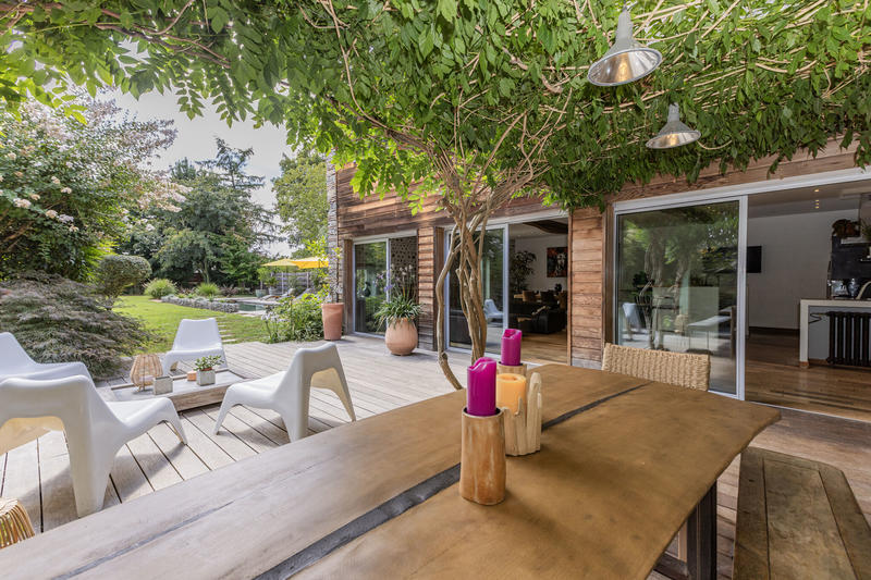 Maison - 300 m² - 11 pièces