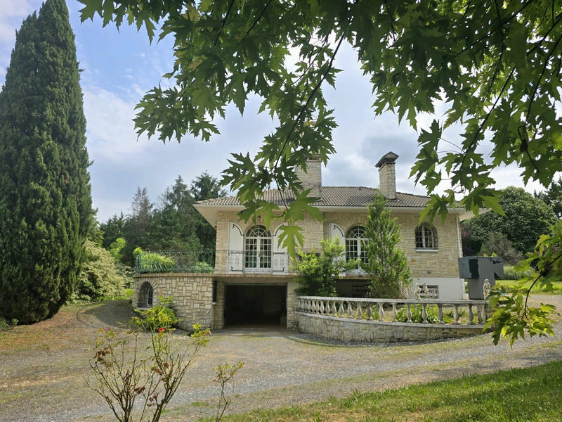 Maison - 322 m² - 11 pièces