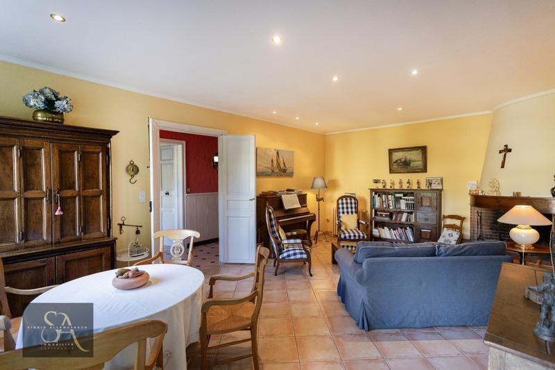 Maison - 460 m² - 13 pièces