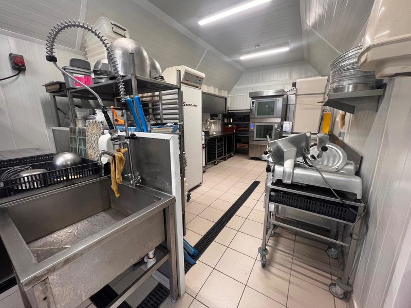 Local commercial - 200 m² - 3 pièces