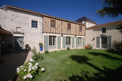 Maison - 222 m² - 6 pièces