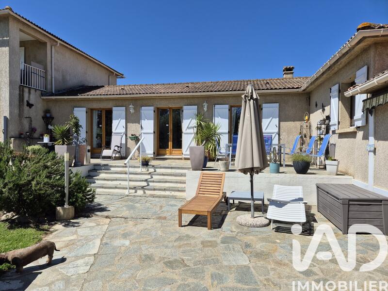 Maison - 220 m² - 7 pièces