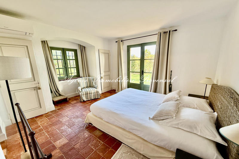 Villa - 300 m² - 8 pièces