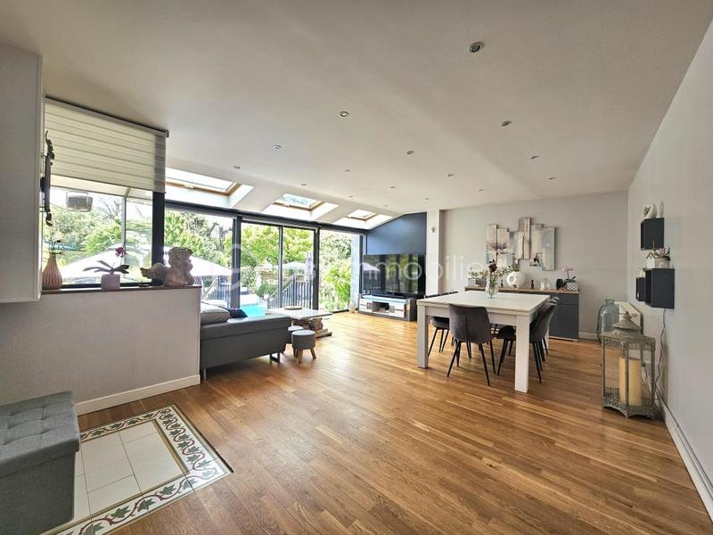 Maison - 208 m² - 8 pièces