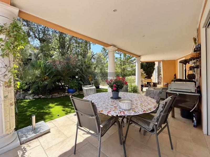 Maison - 220 m² - 6 pièces