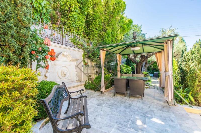 Villa - 247 m² - 6 pièces