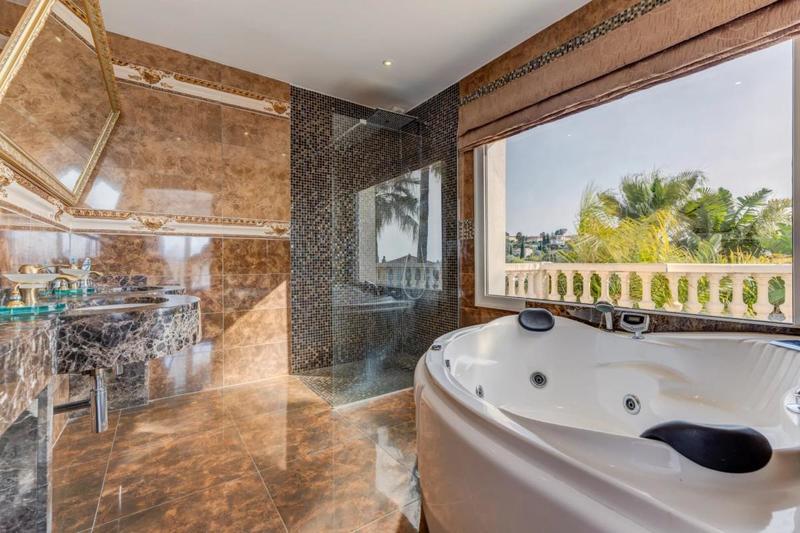 Villa - 303 m² - 7 pièces