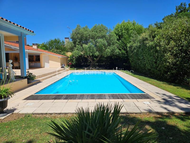 Maison traditionnelle - 244 m² - 5 pièces