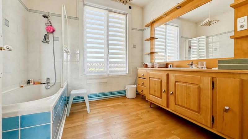 Maison - 256 m² - 8 pièces