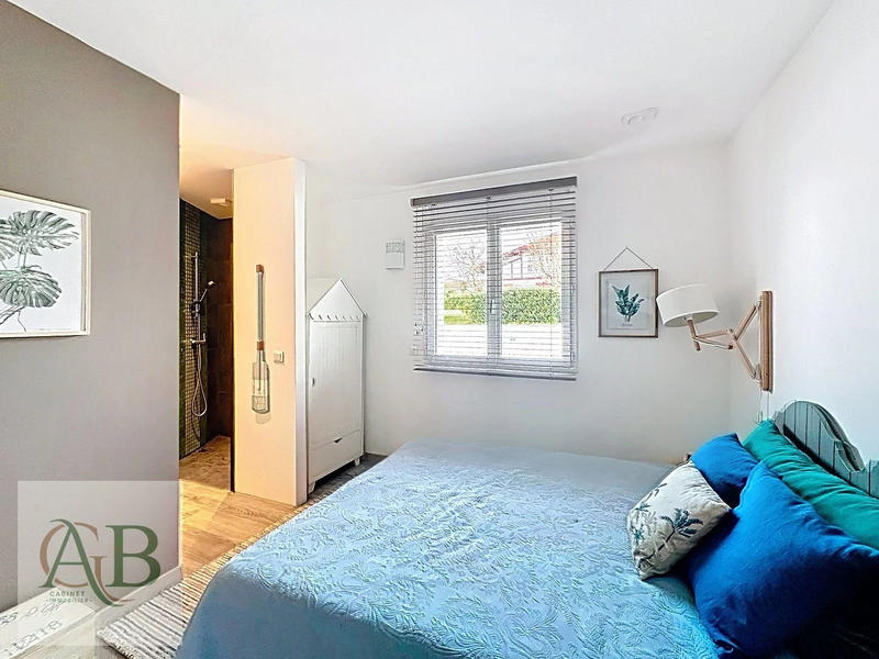 Maison - 220 m² - 7 pièces