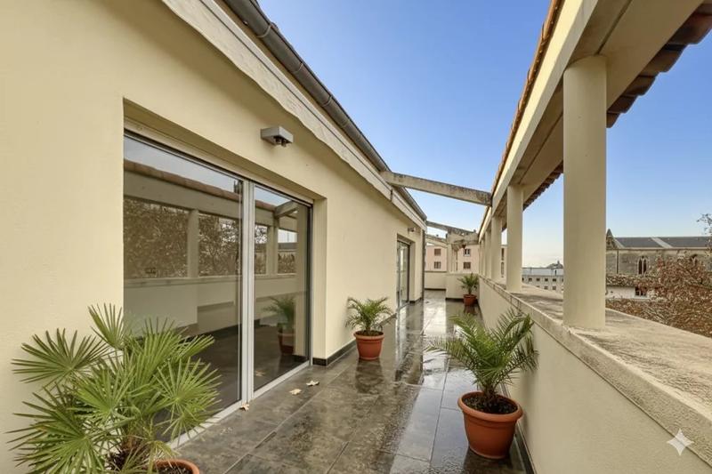 Appartement - 224 m² - 6 pièces