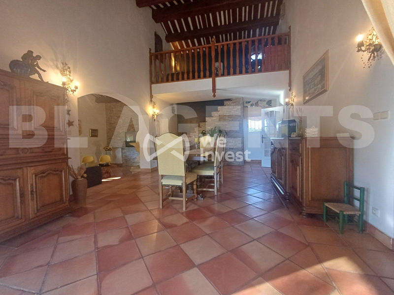 Maison - 230 m² - 7 pièces