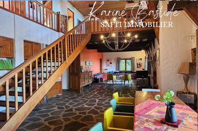 Maison - 240 m² - 11 pièces