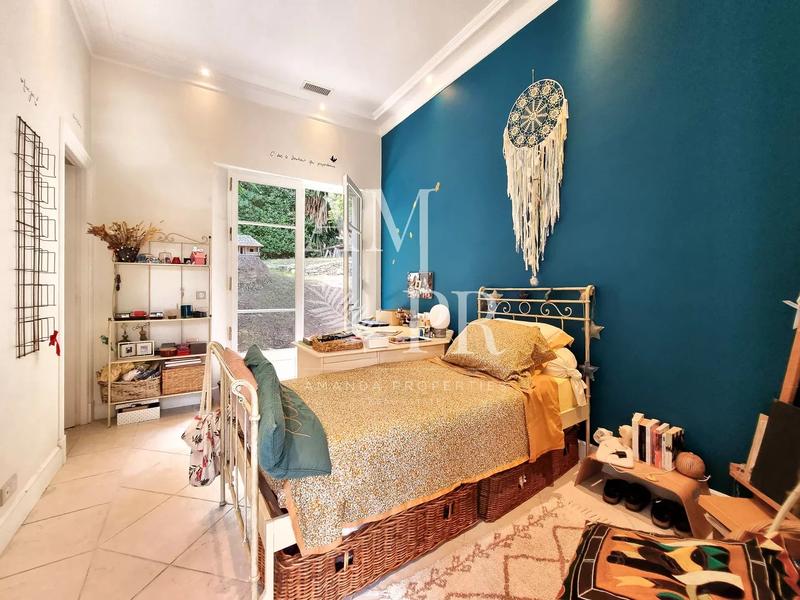 Maison - 370 m² - 8 pièces