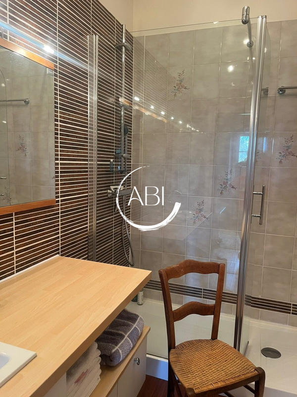 Maison - 230 m² - 8 pièces