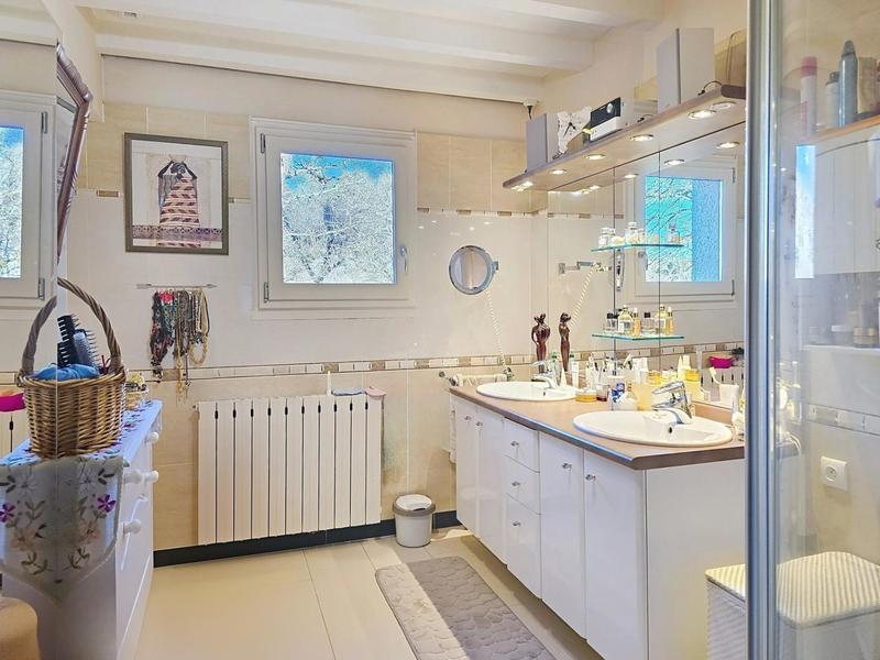 Maison - 240 m² - 7 pièces