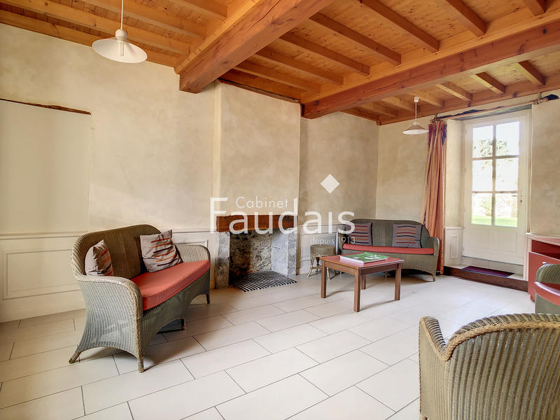 Maison - 1 014 m² - 34 pièces